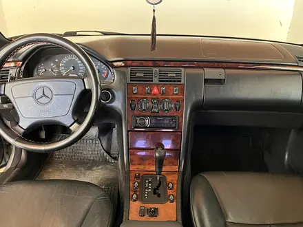 Mercedes-Benz E 240 1997 года за 3 600 000 тг. в Тараз – фото 20