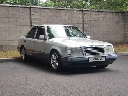 Mercedes-Benz E 200 1993 года за 2 950 000 тг. в Алматы – фото 3