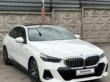 BMW 520 2024 года за 31 900 000 тг. в Алматы – фото 3
