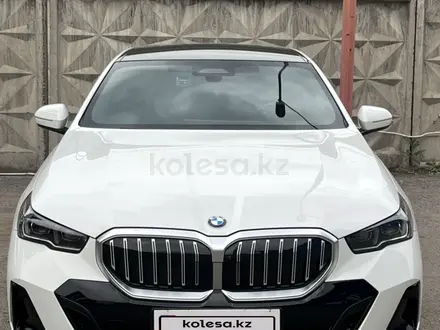 BMW 520 2024 года за 31 900 000 тг. в Алматы – фото 2