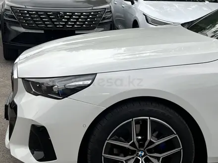 BMW 520 2024 года за 31 900 000 тг. в Алматы – фото 5