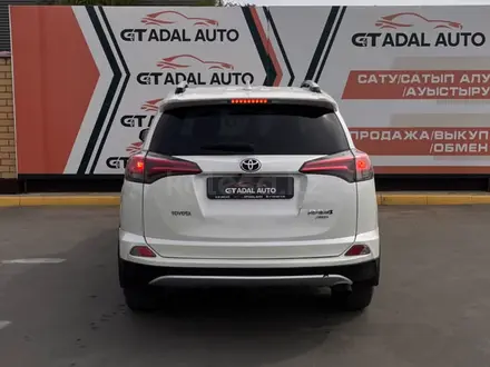 Toyota RAV4 2016 года за 11 000 000 тг. в Актобе – фото 4