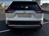 Toyota RAV4 2020 года за 13 000 000 тг. в Астана – фото 2