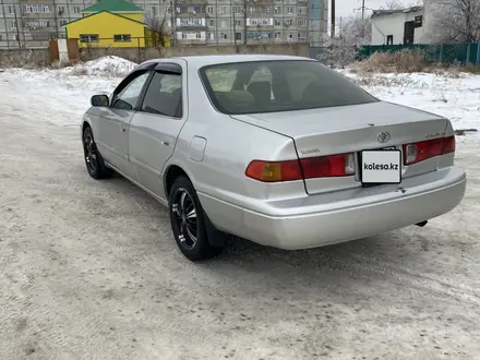 Toyota Camry 2000 года за 3 650 000 тг. в Актобе – фото 4