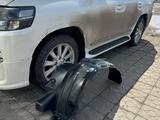 Передние подкрылки Toyota Land Cruiser 200. за 30 000 тг. в Актобе