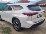 Toyota Highlander 2023 года за 31 000 000 тг. в Атырау – фото 4