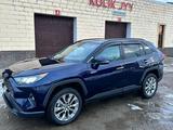 Toyota RAV4 2021 года за 10 900 000 тг. в Уральск – фото 5