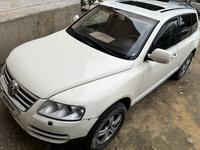 Volkswagen Touareg 2005 года за 4 100 000 тг. в Актау