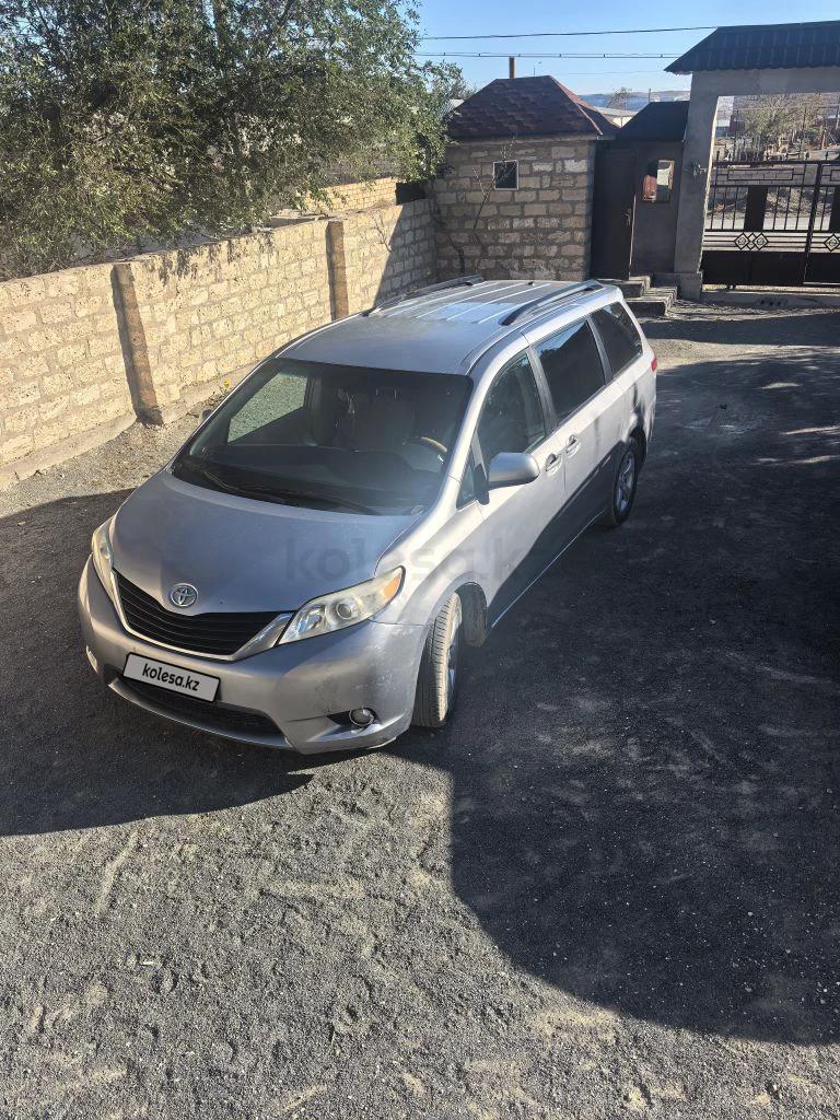 Toyota Sienna 2011 г.