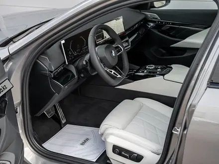 BMW 530 XDrive 2026 года за 56 630 378 тг. в Астана – фото 5