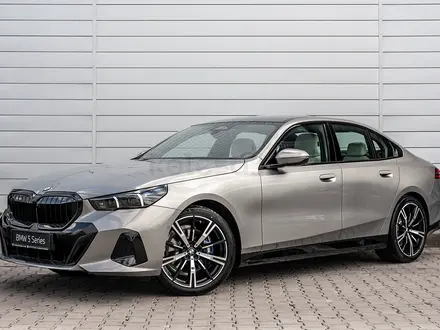 BMW 530 XDrive 2026 года за 56 630 378 тг. в Астана