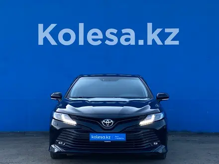 Toyota Camry 2019 года за 10 810 000 тг. в Алматы – фото 2