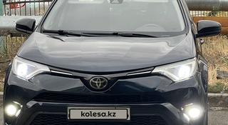 Toyota RAV4 2018 года за 11 500 000 тг. в Атырау