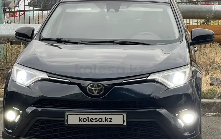 Toyota RAV4 2018 года за 11 500 000 тг. в Атырау