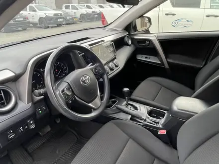 Toyota RAV4 2018 года за 11 800 000 тг. в Атырау – фото 5