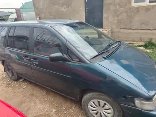 Nissan Prairie, 1992