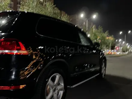 Volkswagen Touareg 2012 года за 8 500 000 тг. в Астана – фото 25