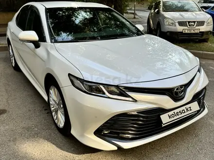 Toyota Camry 2019 года за 13 300 000 тг. в Алматы – фото 3