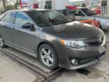 Toyota Camry 2013 года за 4 800 000 тг. в Актобе – фото 3