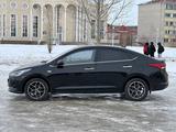 Hyundai Solaris 2022 года за 8 300 000 тг. в Уральск – фото 2