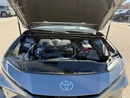 Toyota Camry Luxe 2026 года за 23 190 000 тг. в Актобе – фото 18