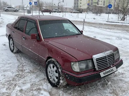 Mercedes-Benz E 220 1993 года за 2 100 000 тг. в Астана – фото 2