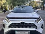 Toyota RAV4 2021 года за 18 700 000 тг. в Алматы