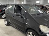 Mercedes-Benz A 190 2000 годаүшін2 200 000 тг. в Караганда – фото 2