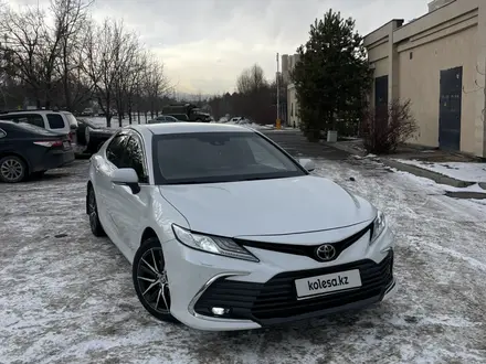 Toyota Camry 2022 года за 17 500 000 тг. в Алматы – фото 2