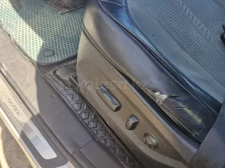 Hyundai Santa Fe 2013 года за 8 500 000 тг. в Актобе – фото 14