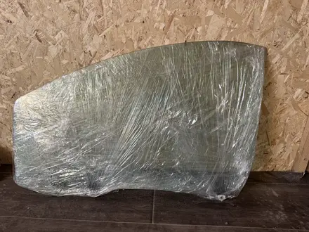 Тайота Стекло перед Левый за 25 000 тг. в Актобе
