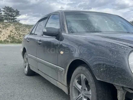 Mercedes-Benz E 230 1997 года за 1 500 000 тг. в Семей – фото 2