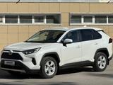 Toyota RAV4 2021 года за 14 500 000 тг. в Шымкент – фото 2