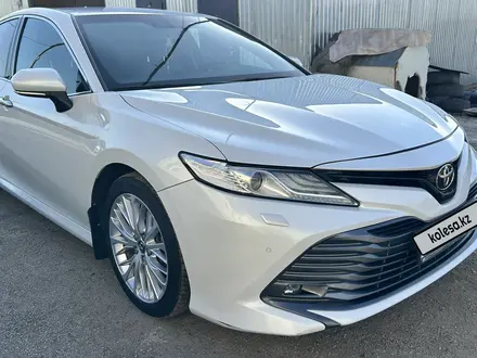 Toyota Camry 2020 года за 13 500 000 тг. в Уральск – фото 2