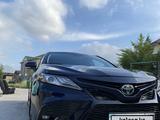 Toyota Camry 2021 года за 14 350 000 тг. в Шымкент – фото 2