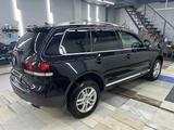 Volkswagen Touareg 2008 года за 7 500 000 тг. в Астана – фото 2