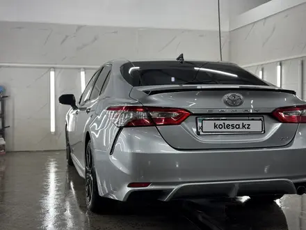 Toyota Camry 2019 года за 12 500 000 тг. в Актобе – фото 2