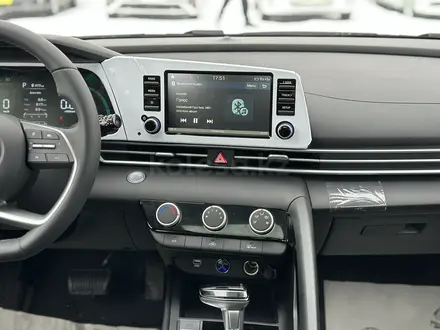 Hyundai Elantra 2023 года за 9 150 000 тг. в Актобе – фото 27