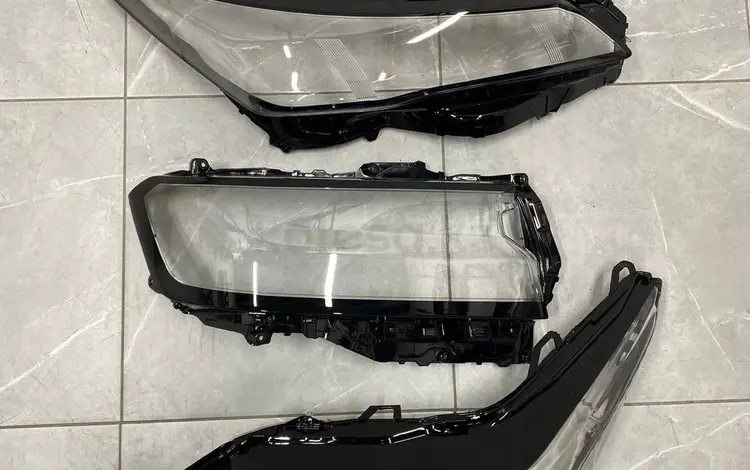 Стекло фары передний Toyota LC300 ORIGINAL за 10 000 тг. в Алматы