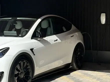 Tesla Model Y 2021 года за 18 700 000 тг. в Алматы – фото 11