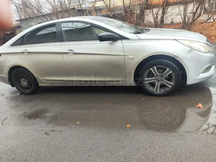 Hyundai Sonata 2010 года за 2 300 000 тг. в Караганда – фото 3