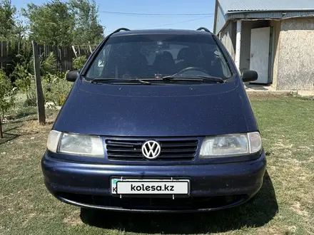 Volkswagen Sharan 1995 года за 2 000 000 тг. в Уральск