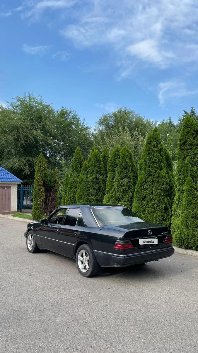 Mercedes-Benz E 220 1993 г.