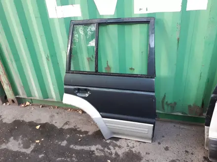 На Mitsubishi Pajero дверь боковая за 15 000 тг. в Алматы