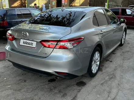 Toyota Camry 2020 года за 13 300 000 тг. в Шымкент – фото 3