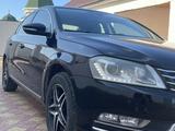 Volkswagen Passat 2011 года за 4 800 000 тг. в Атырау – фото 3