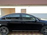 Volkswagen Passat 2011 года за 4 800 000 тг. в Атырау – фото 2