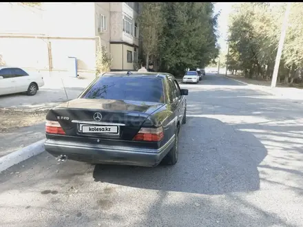 Mercedes-Benz E 220 1993 года за 1 800 000 тг. в Тараз – фото 7