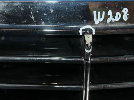Решетка радиатора на Мерседес W208 за 20 000 тг. в Караганда – фото 2