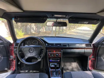 Mercedes-Benz E 220 1993 года за 2 300 000 тг. в Алматы – фото 18